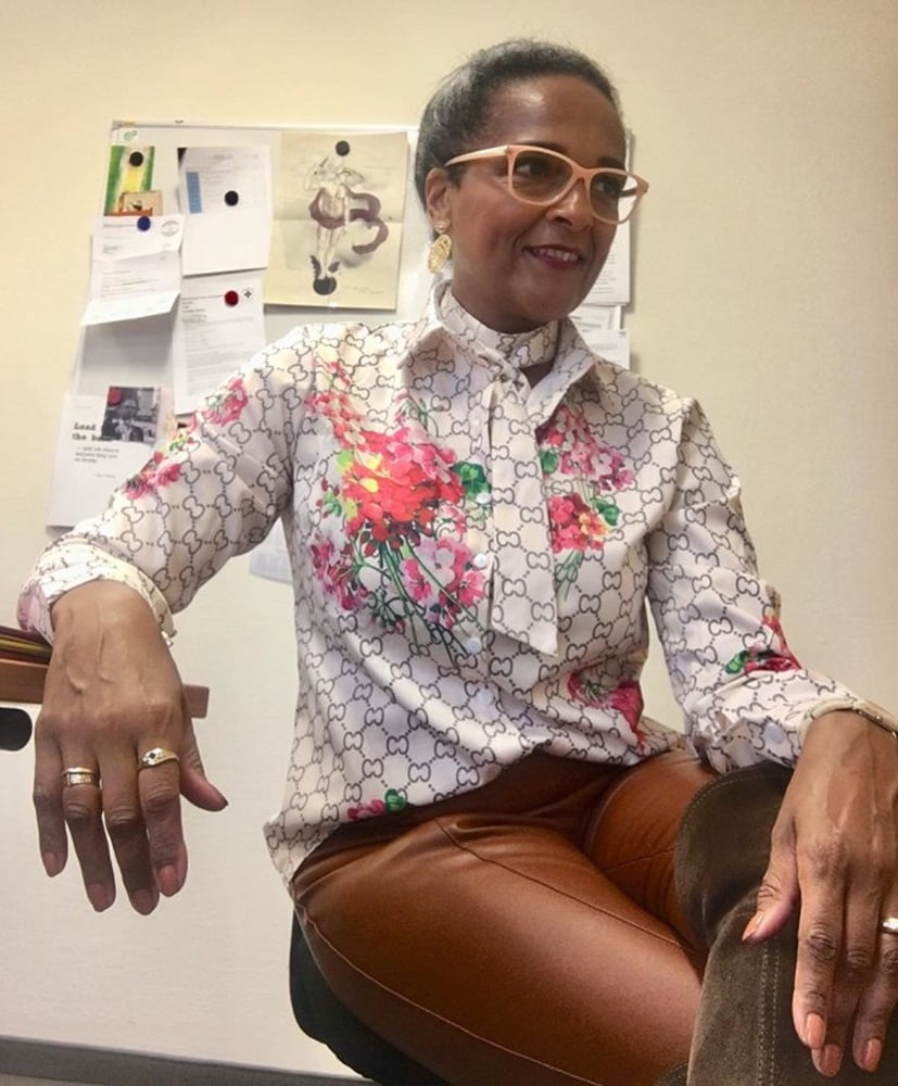 Insta milfs & gilfs usando botas no.16
 #102144143