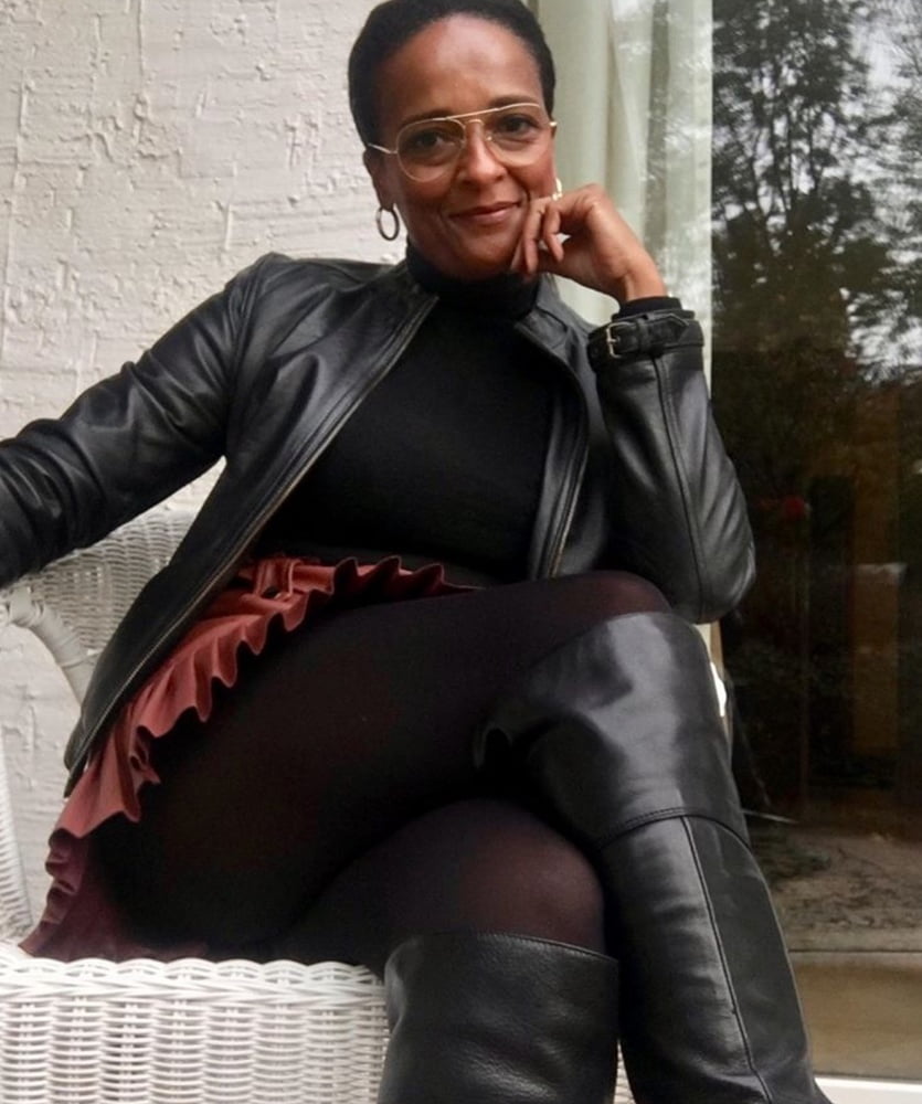 Insta milfs & gilfs usando botas no.16
 #102144150