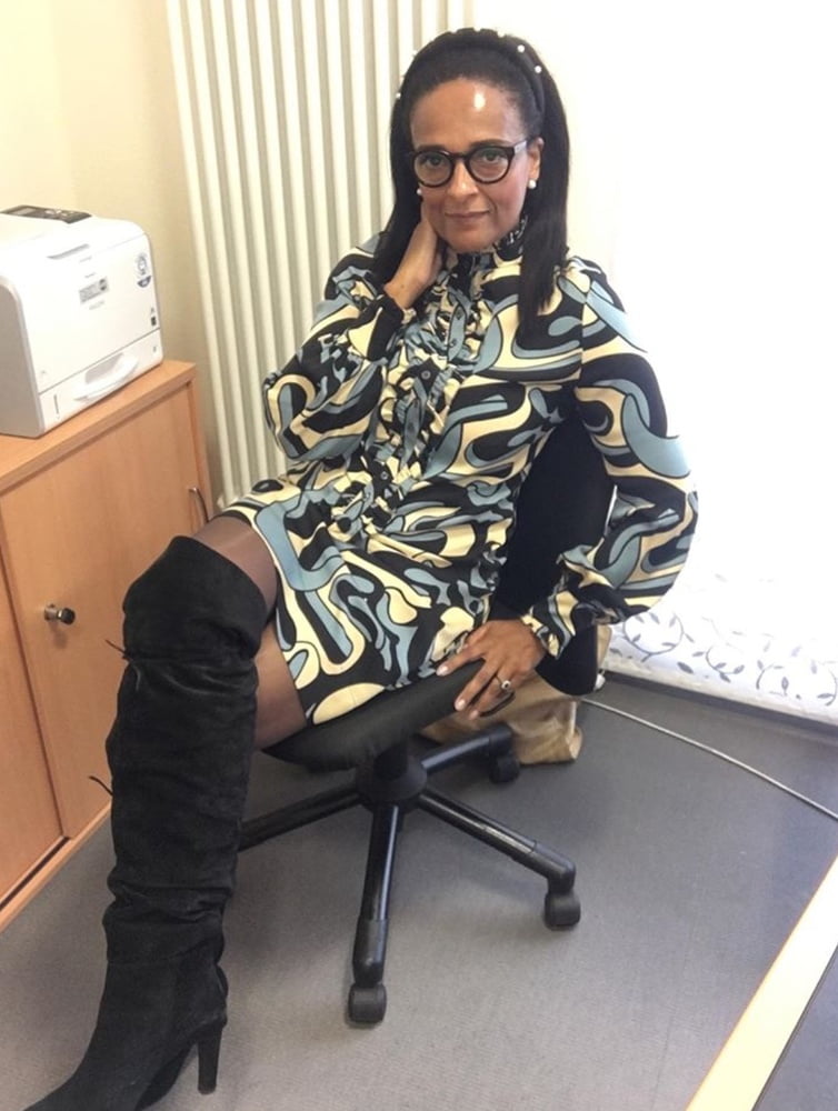 Insta milfs & gilfs usando botas no.16
 #102144151