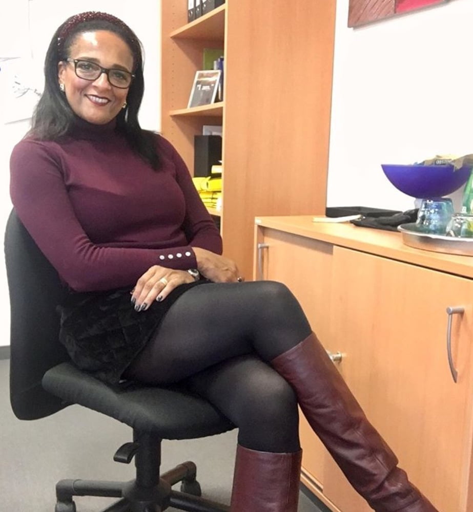 Insta milfs & gilfs usando botas no.16
 #102144152