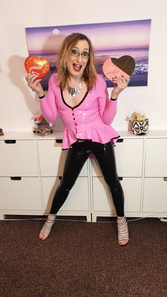 Latex und Liebhaber .co.uk sexy rosa und schwarzes Outfit
 #106749570