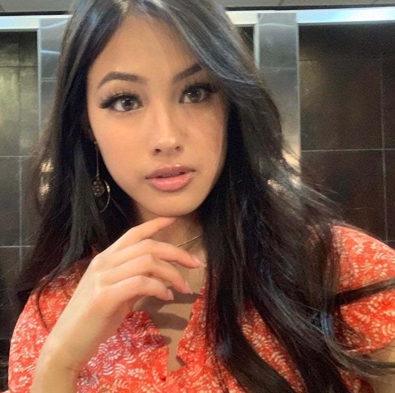 Chica asiática carga 3
 #105961204