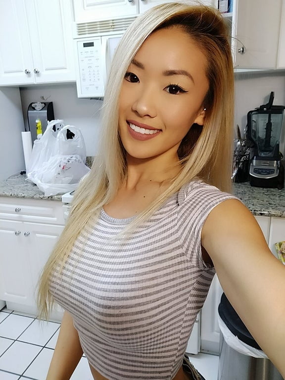 Chica asiática carga 3
 #105961234