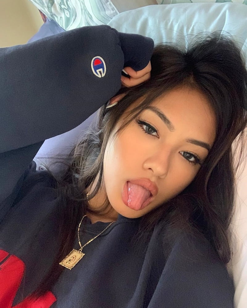 Chica asiática carga 3
 #105961238