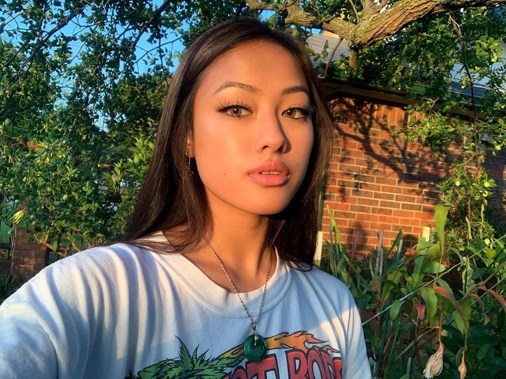 Chica asiática carga 3
 #105961243