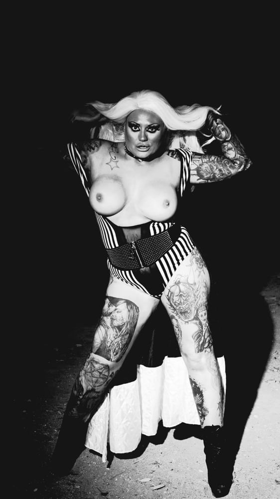 MONOCHROME HOTTIE #106726992