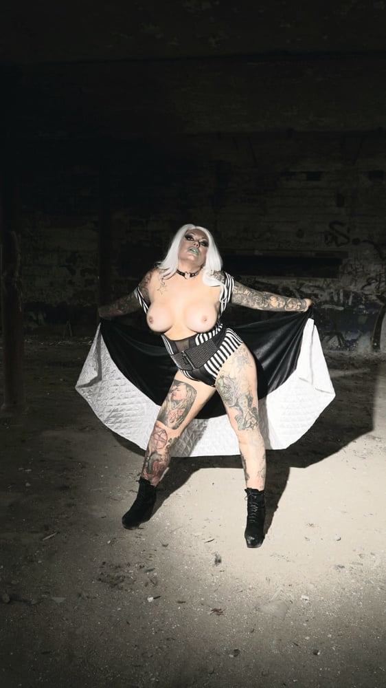 MONOCHROME HOTTIE #106726998
