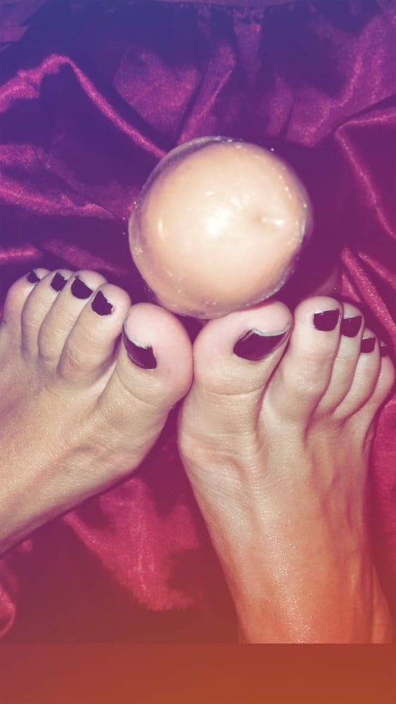 Feticismo dei piedi, footjob, dildo, adorazione dei piedi, piedi sexy.
 #106683614