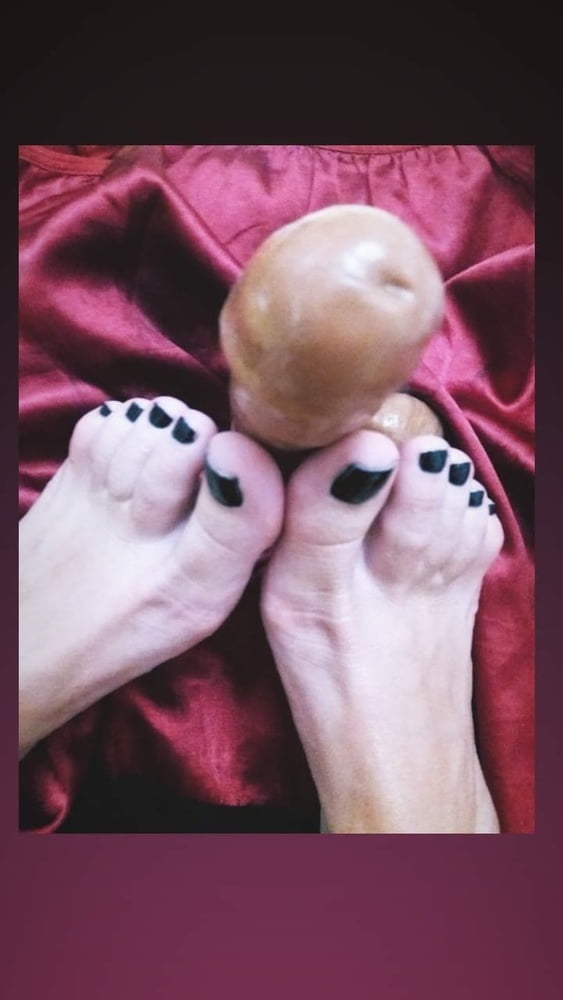 Feticismo dei piedi, footjob, dildo, adorazione dei piedi, piedi sexy.
 #106683622
