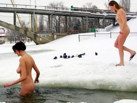 Private Nudisten mögen es, auch im Winter nackt zu sein
 #101834111