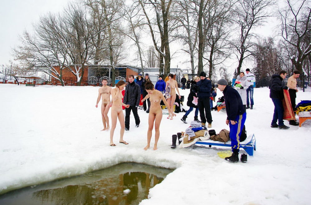 Private Nudisten mögen es, auch im Winter nackt zu sein
 #101834119