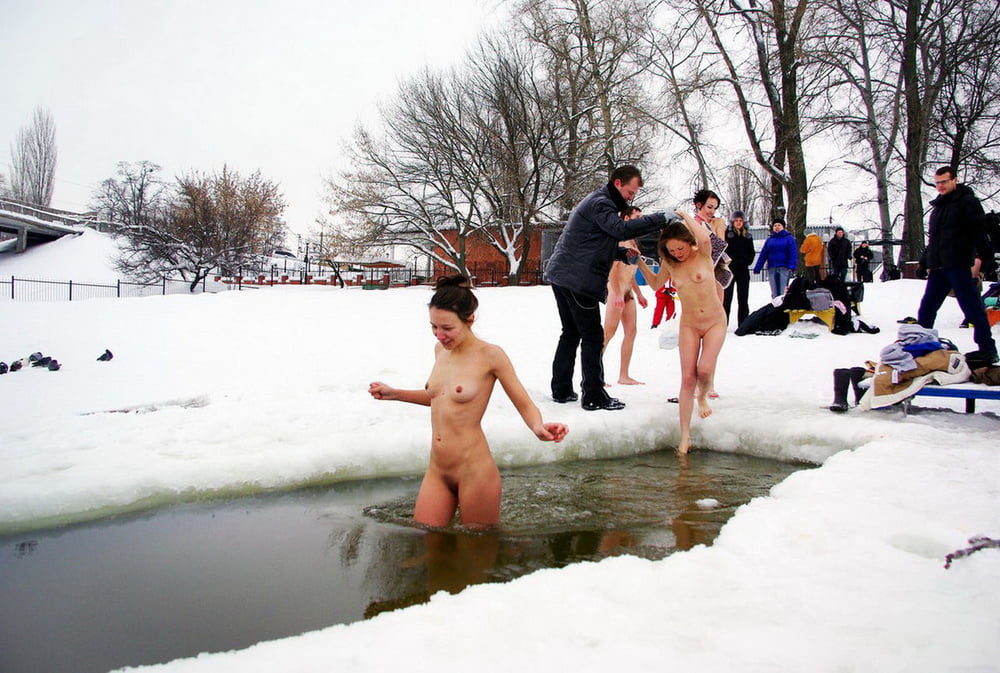 Private Nudisten mögen es, auch im Winter nackt zu sein
 #101834121