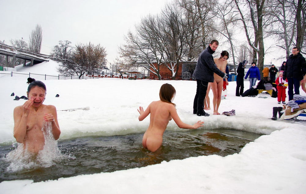 Private Nudisten mögen es, auch im Winter nackt zu sein
 #101834125