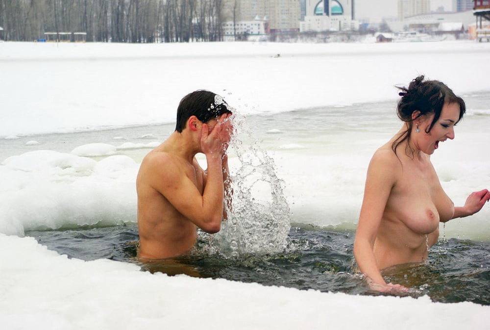 Private Nudisten mögen es, auch im Winter nackt zu sein
 #101834131