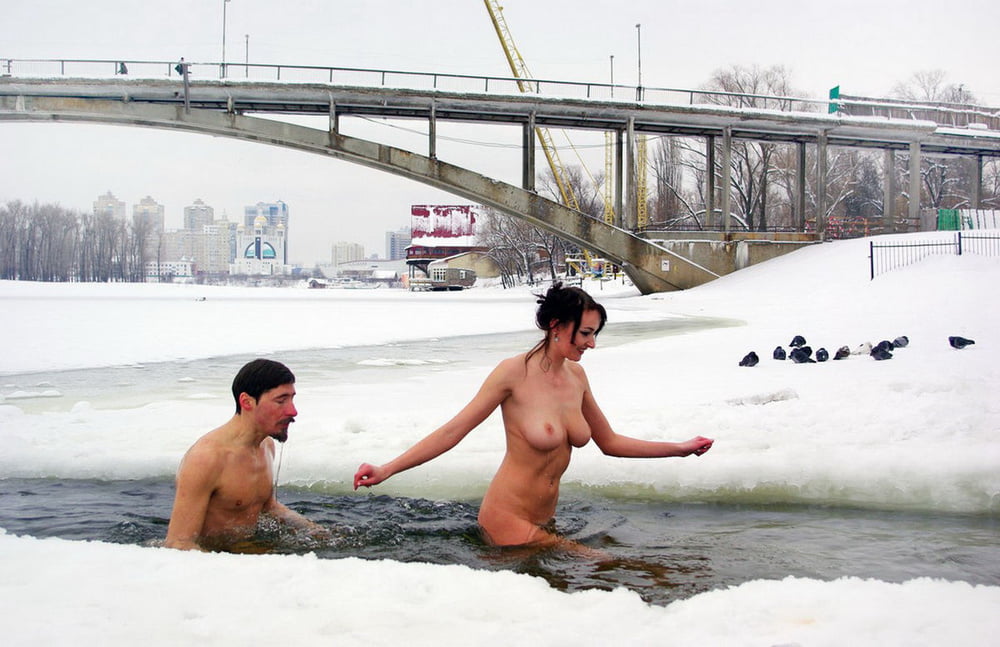 Private Nudisten mögen es, auch im Winter nackt zu sein
 #101834133