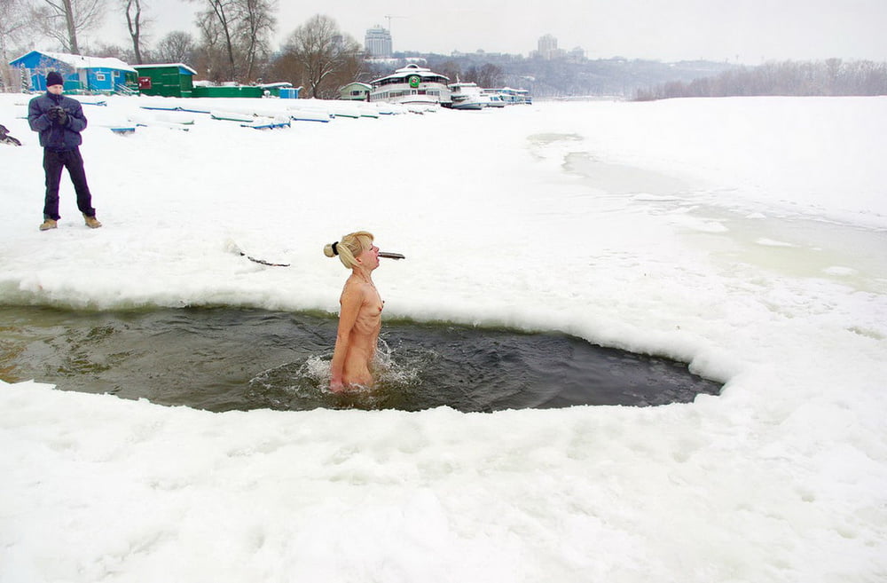 Private Nudisten mögen es, auch im Winter nackt zu sein
 #101834135