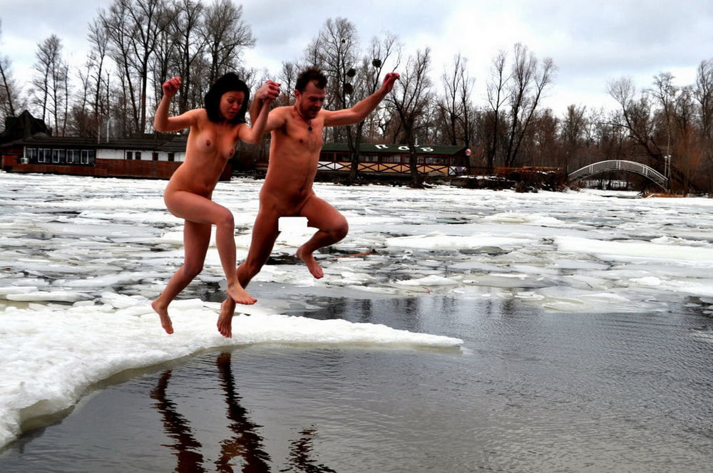 Private Nudisten mögen es, auch im Winter nackt zu sein
 #101834140