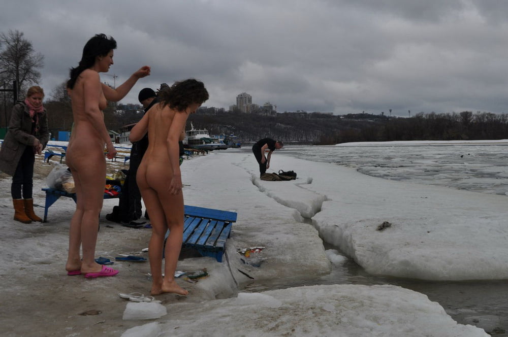 Privado nudistas le gusta estar desnudo incluso en el invierno
 #101834142