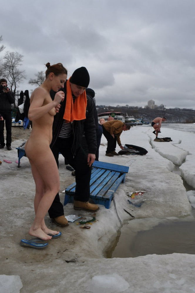 Private Nudisten mögen es, auch im Winter nackt zu sein
 #101834169
