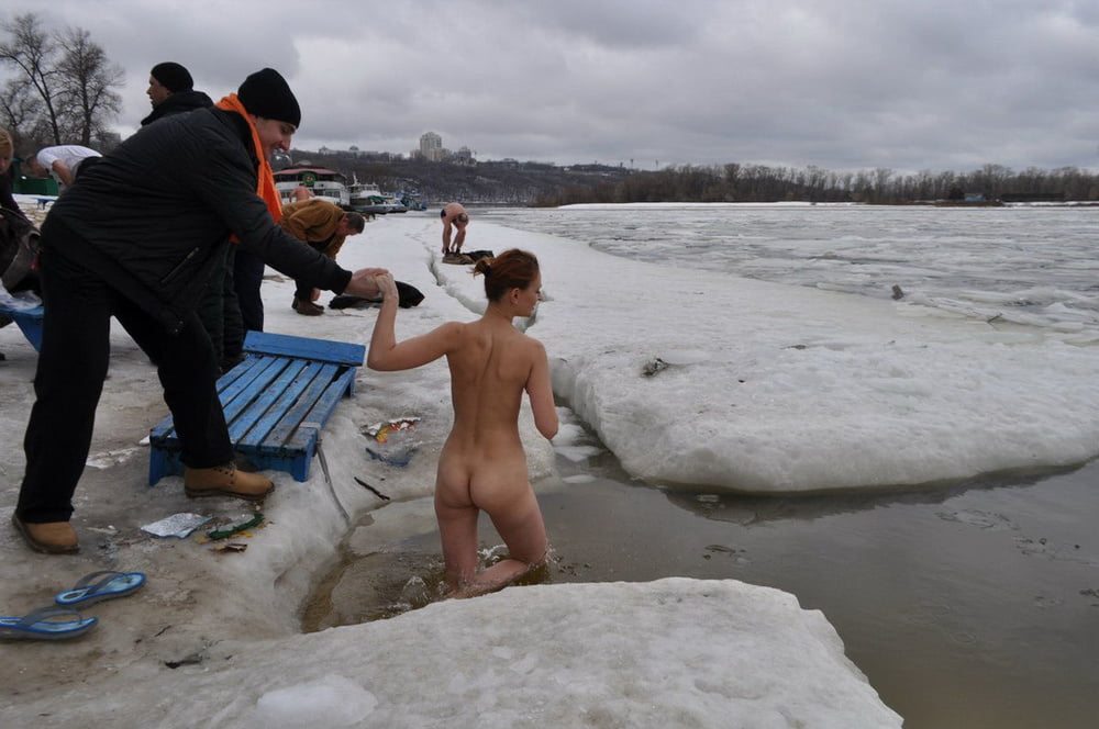 Private Nudisten mögen es, auch im Winter nackt zu sein
 #101834171