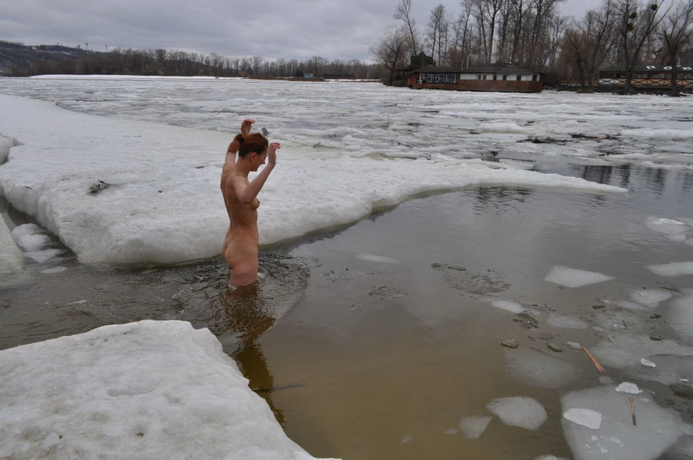 Private Nudisten mögen es, auch im Winter nackt zu sein
 #101834173