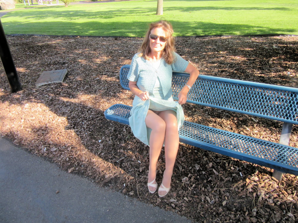 Mujer madura burlándose
 #91900718