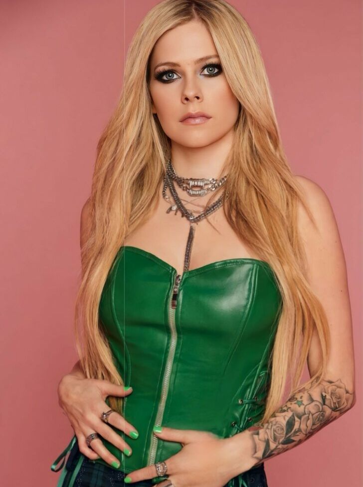 Avril Lavigne desnuda #108025324