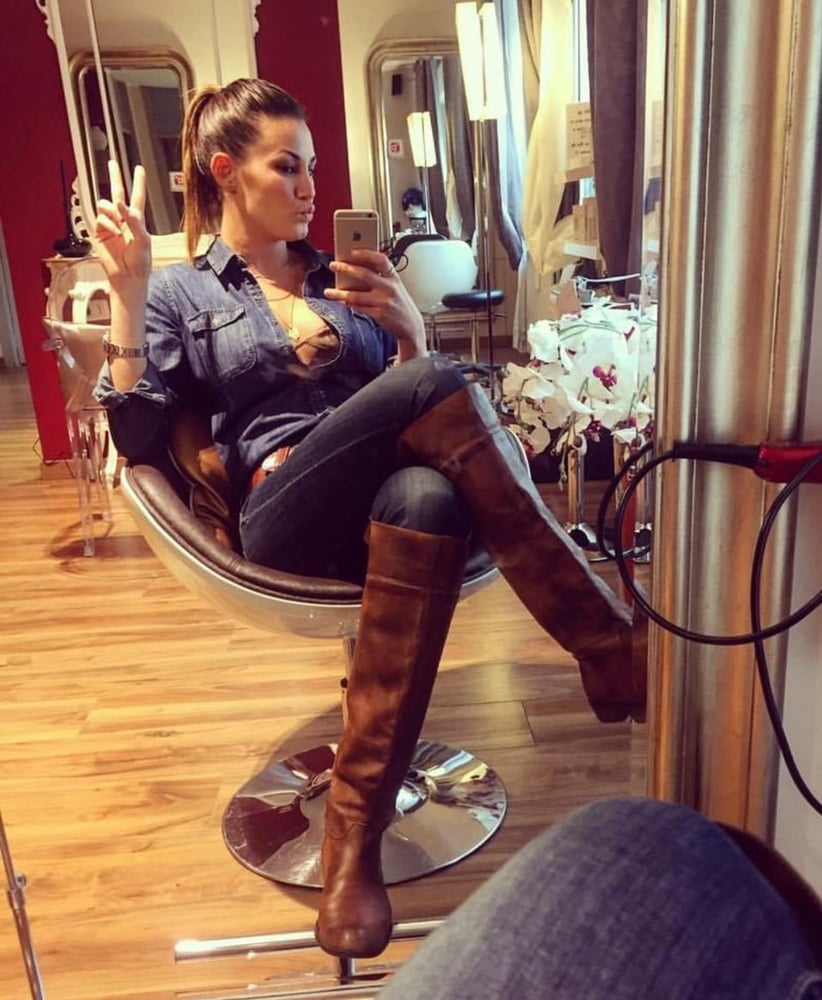 Female Celebrity Boots &amp; Leather - Valentina Bonariva #94225623