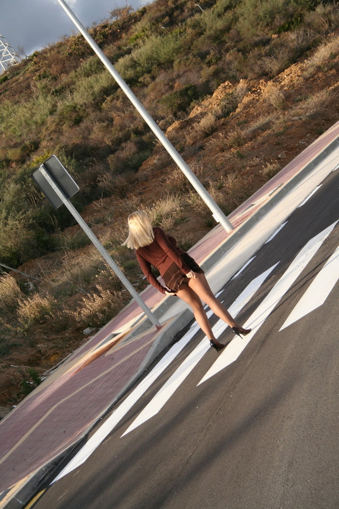 Strumpfhose Straße Hure Schlampe blinkt und entblößt
 #89336496