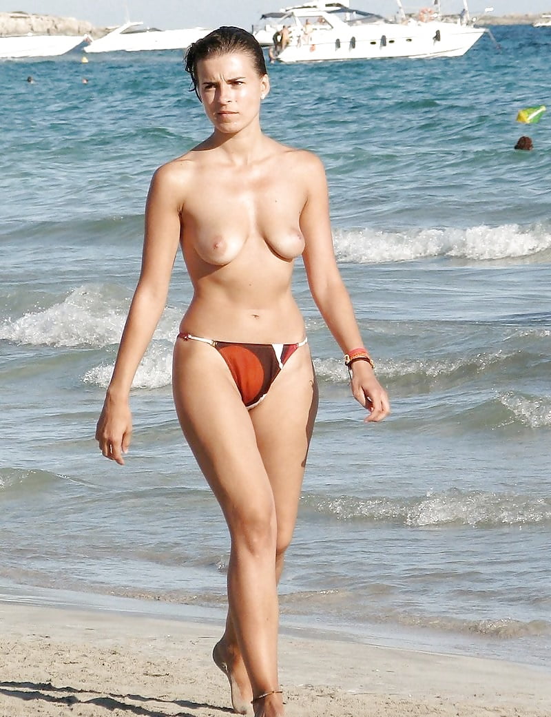 Desnudo en la playa en topless
 #106667552