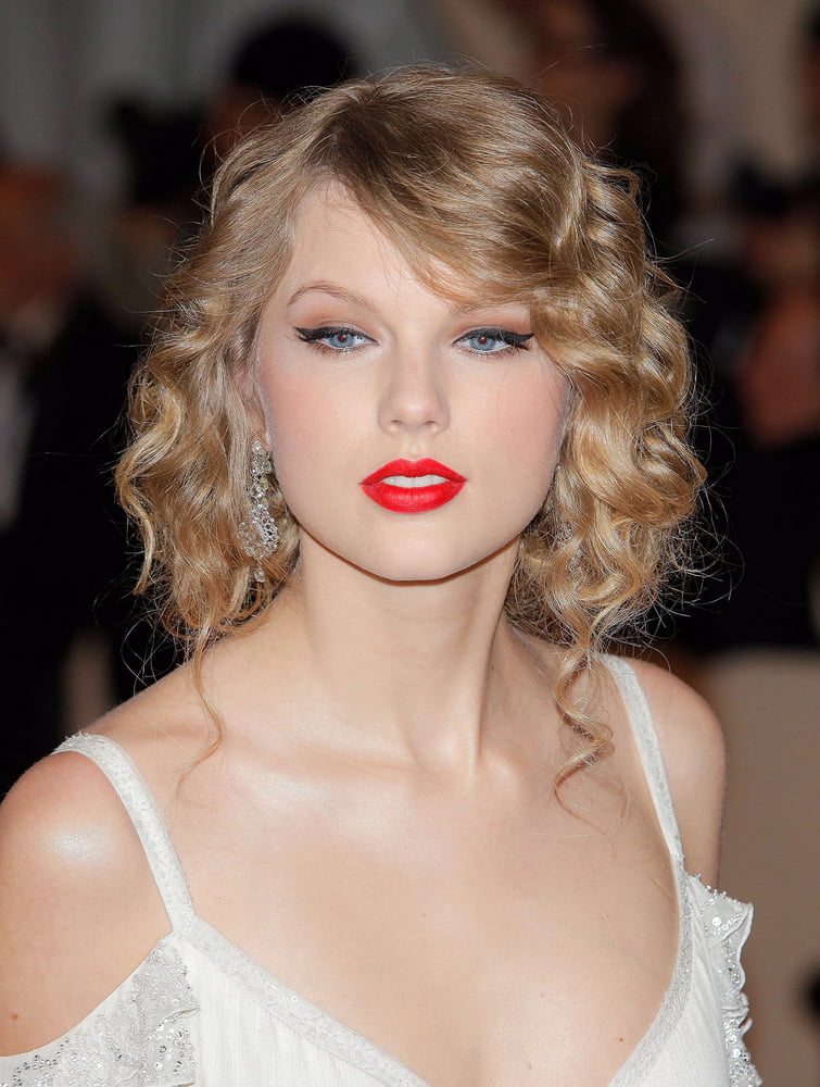 Gorgeous Taylor #93443966