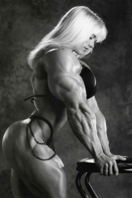 Schöne muskulöse Frauen 30
 #103984620