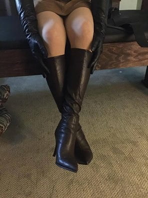 Bootsie in ihren Stiefeln und Bondage
 #100647504