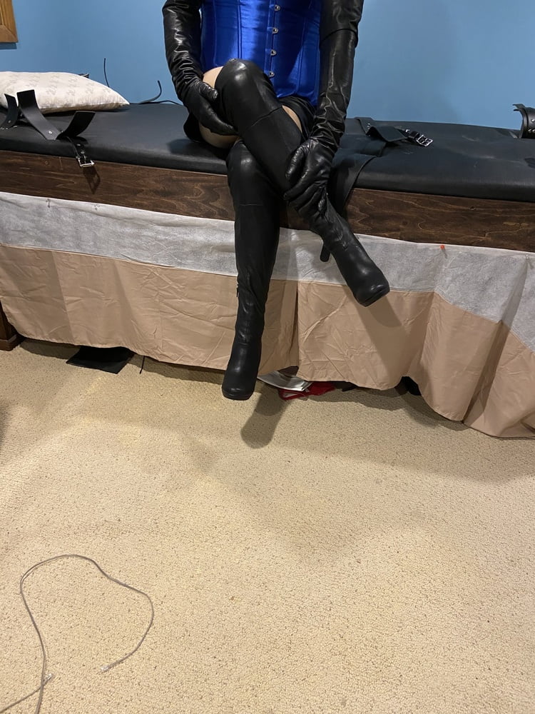 Bootsie in ihren Stiefeln und Bondage
 #100647571