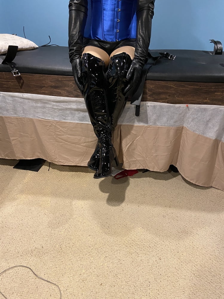 Bootsie in ihren Stiefeln und Bondage
 #100647604