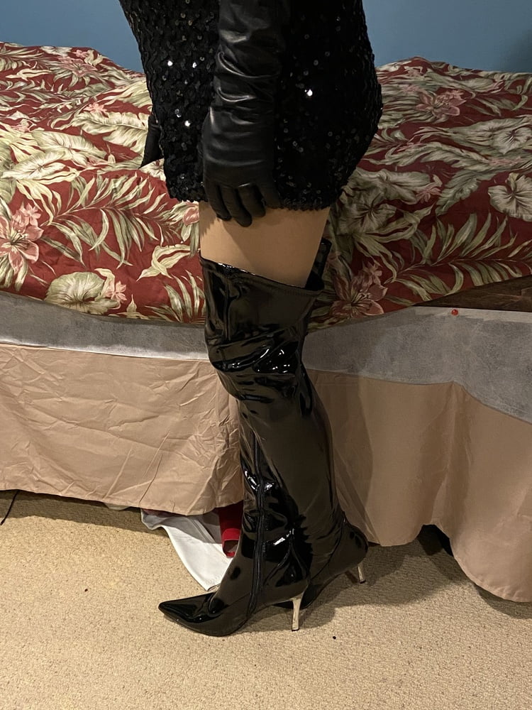 Bootsie in ihren Stiefeln und Bondage
 #100647631