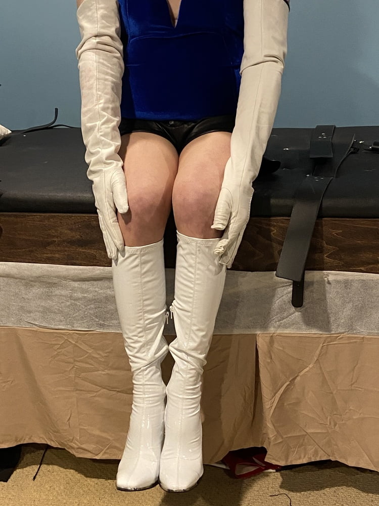 Bootsie in ihren Stiefeln und Bondage
 #100647729