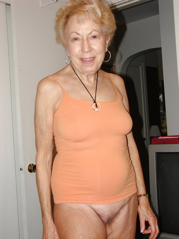 Más fotos de abuelita extremadamente vieja y adorable
 #90194211