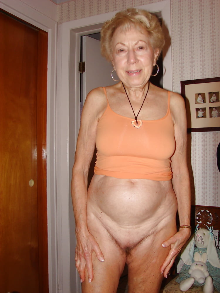 Más fotos de abuelita extremadamente vieja y adorable
 #90194213