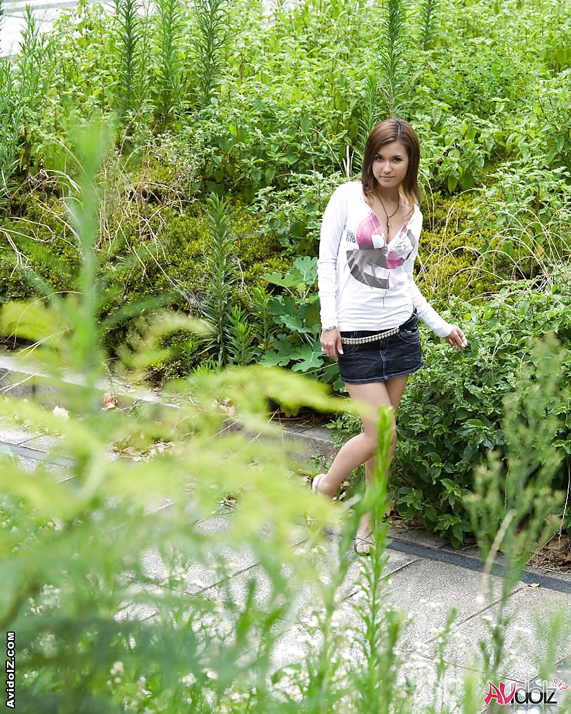 ホットなアイドルの小澤マリアが野外でポーズをとっています。
 #106829701