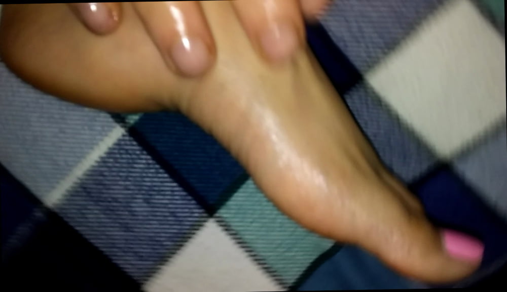 Les pieds délicieux de l'épouse
 #81011710