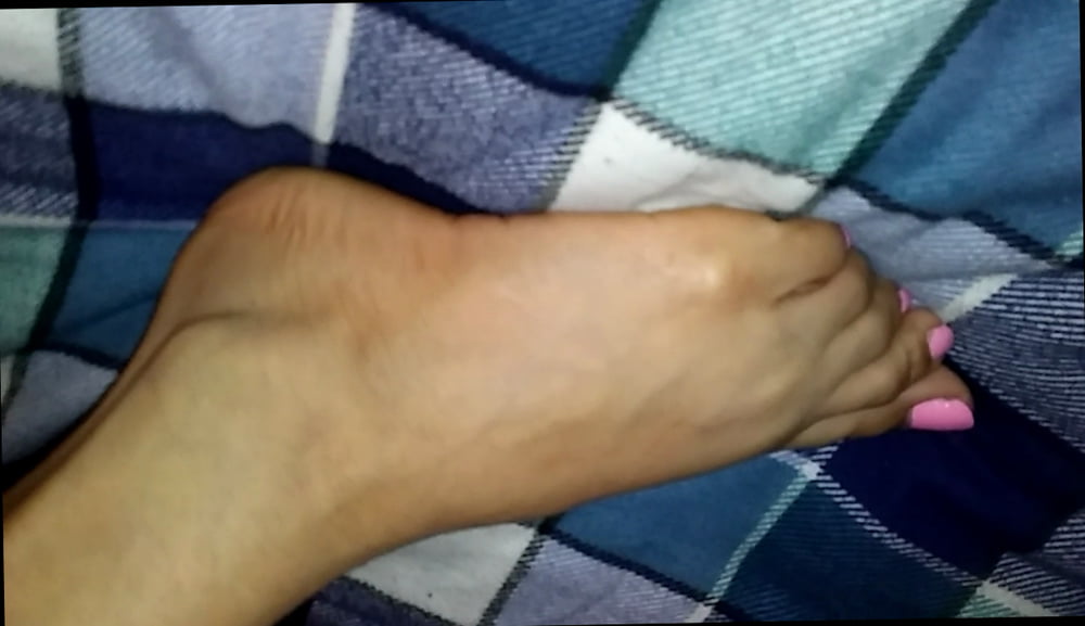 Les pieds délicieux de l'épouse
 #81011764