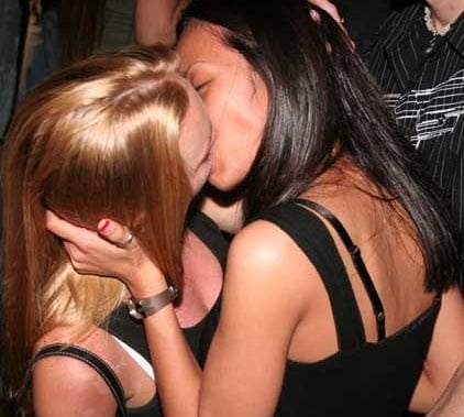 Filles embrassant des filles
 #81902524