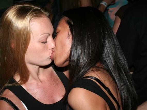 Ragazze che baciano le ragazze
 #81902527