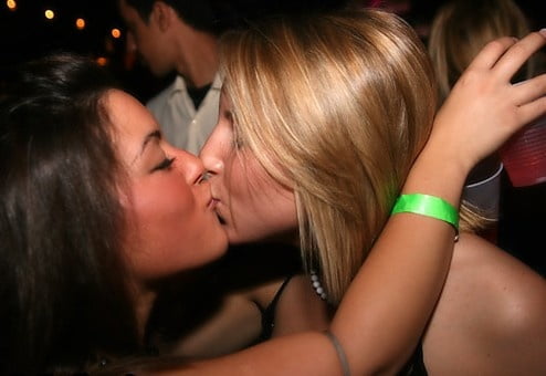 Ragazze che baciano le ragazze
 #81902558