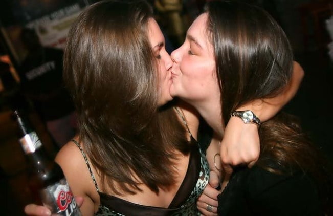 Ragazze che baciano le ragazze
 #81902564
