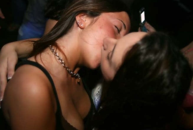 Ragazze che baciano le ragazze
 #81902576