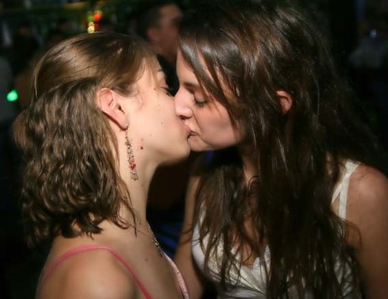 Ragazze che baciano le ragazze
 #81902582