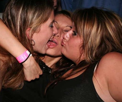 Ragazze che baciano le ragazze
 #81902608