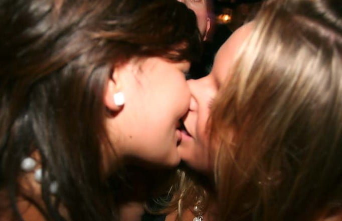 Ragazze che baciano le ragazze
 #81902629